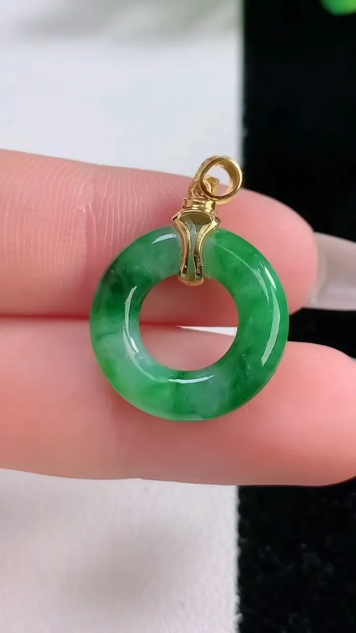天然A货翡翠平安环吊坠，尺寸18.1-3.3，重:2.61g
12月11日