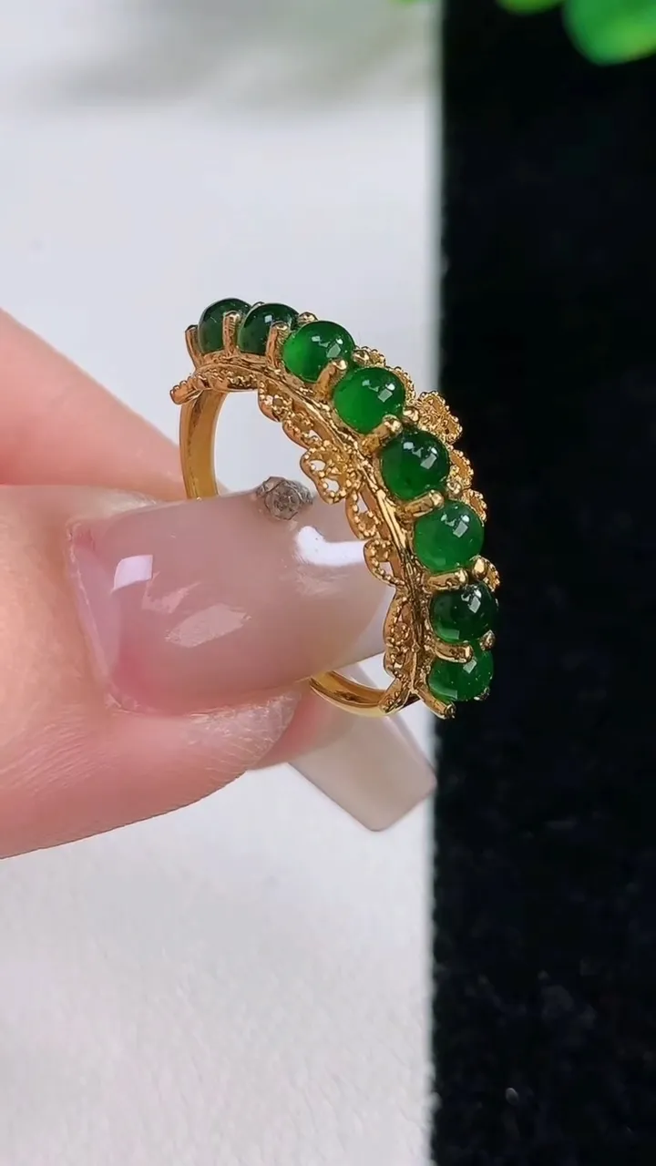 天然A货翡翠蛋面戒指，尺寸3.4，重:2.19g2025年12月11日
工厂直销收藏佳品,种好水足，色泽均匀，有种有色，上手高大气！