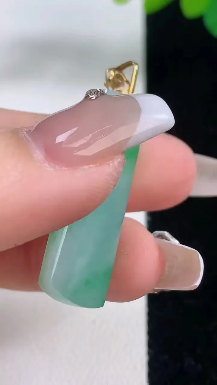 天然A货翡翠无事牌吊坠，尺寸33-11.7-4，重量:4.83g
12月11日