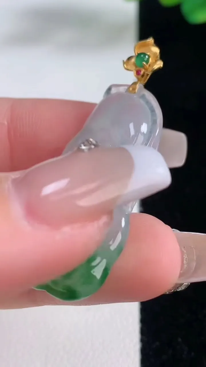 天然A货翡翠如意吊坠，尺寸34.7-17.8-4.4，重量:5.27g
12月11日