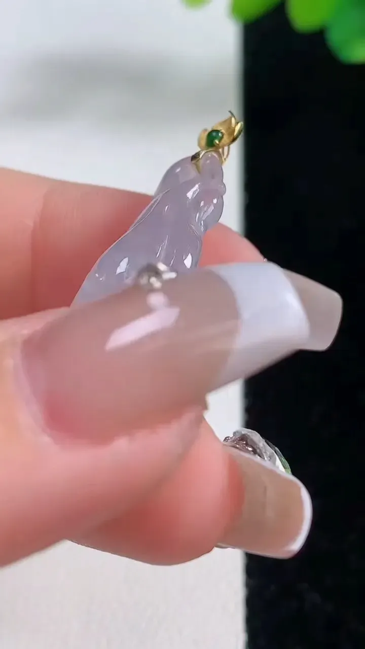 天然A货翡翠种白冰莲蓬吊坠，尺寸34-15.7-7，重量:5.67g
12月11日