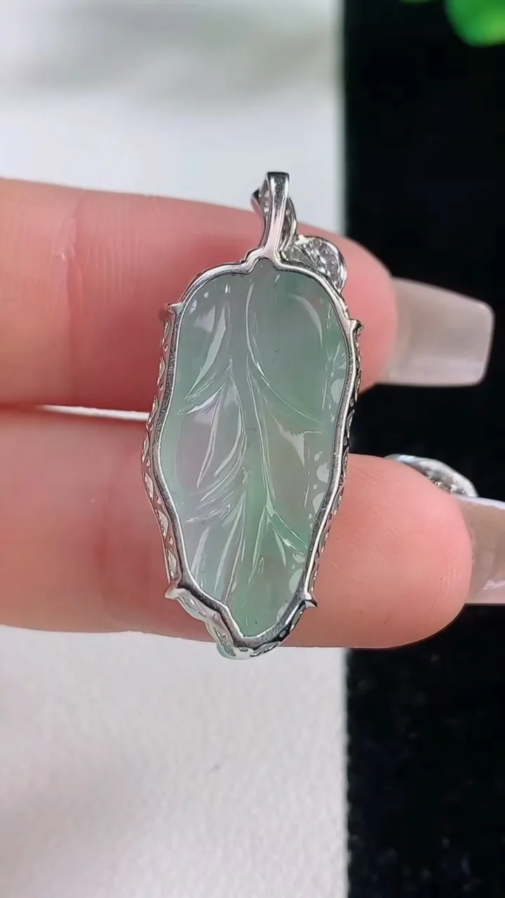 天然A货翡翠金枝玉叶  叶子吊坠，尺寸26-12.7-7，重量:3.97g
12月11日