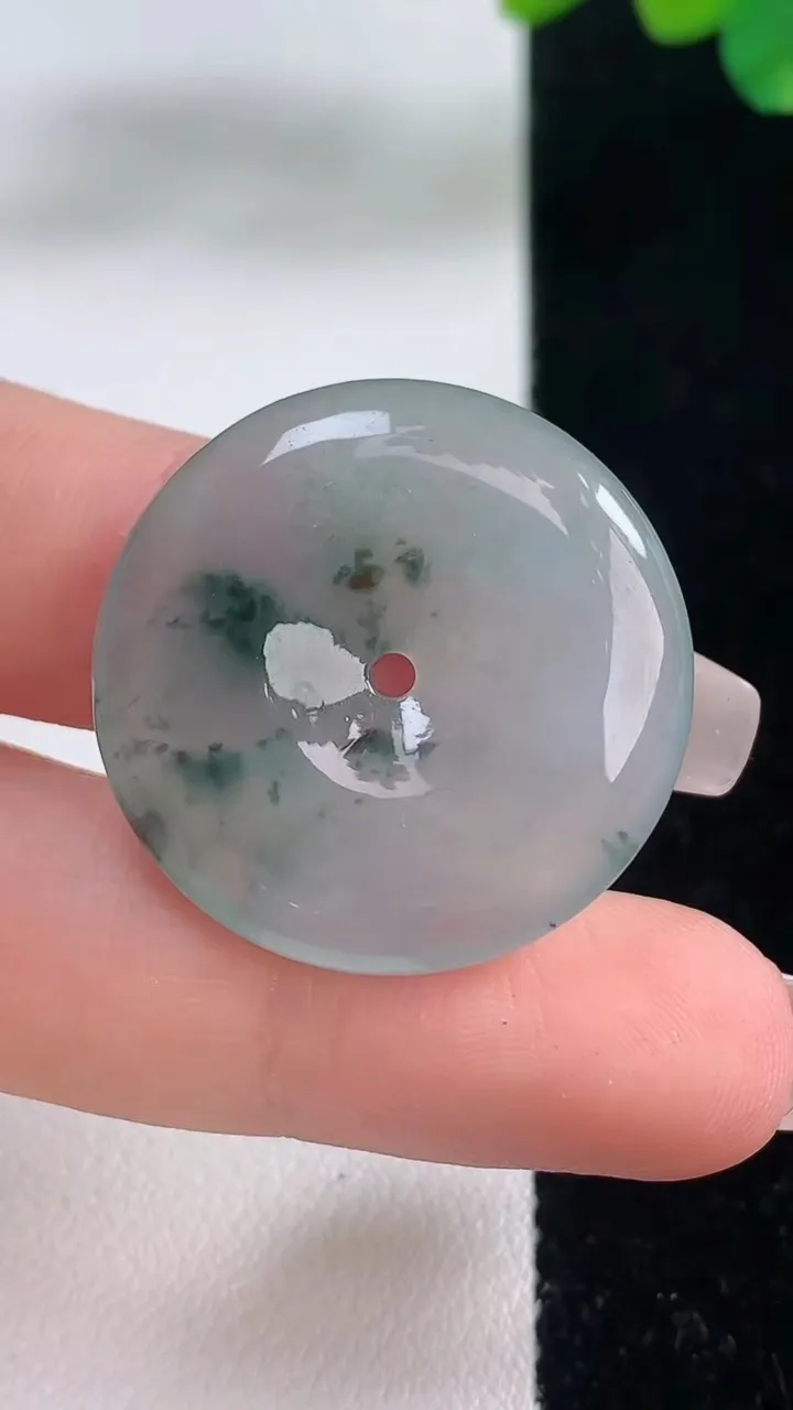 天然A货翡翠冰种飘花平安扣吊坠，尺寸27.3-5，重量:7.39g
12月11日