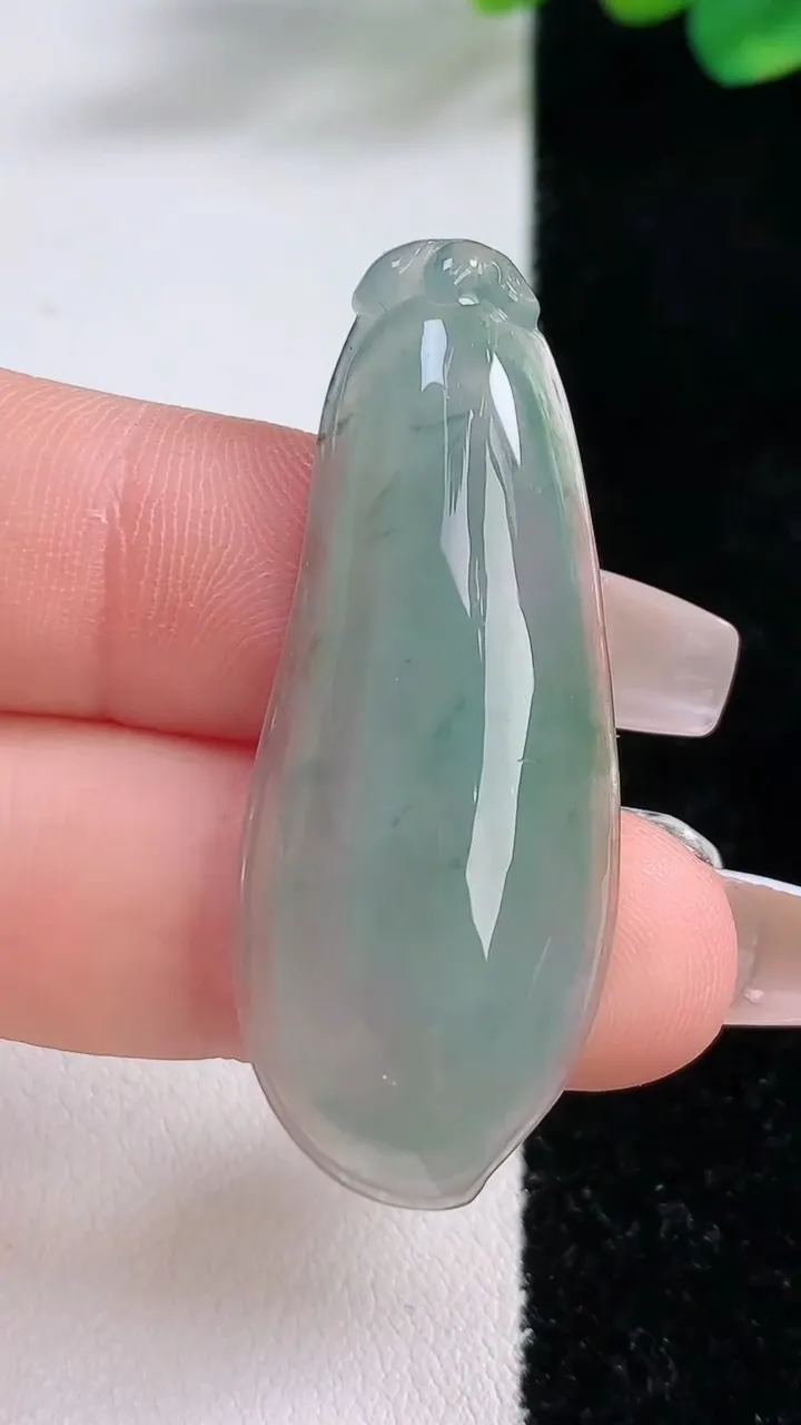 天然A货翡翠福瓜吊坠，尺寸43-17-6.3，重:6.82g
12月11日