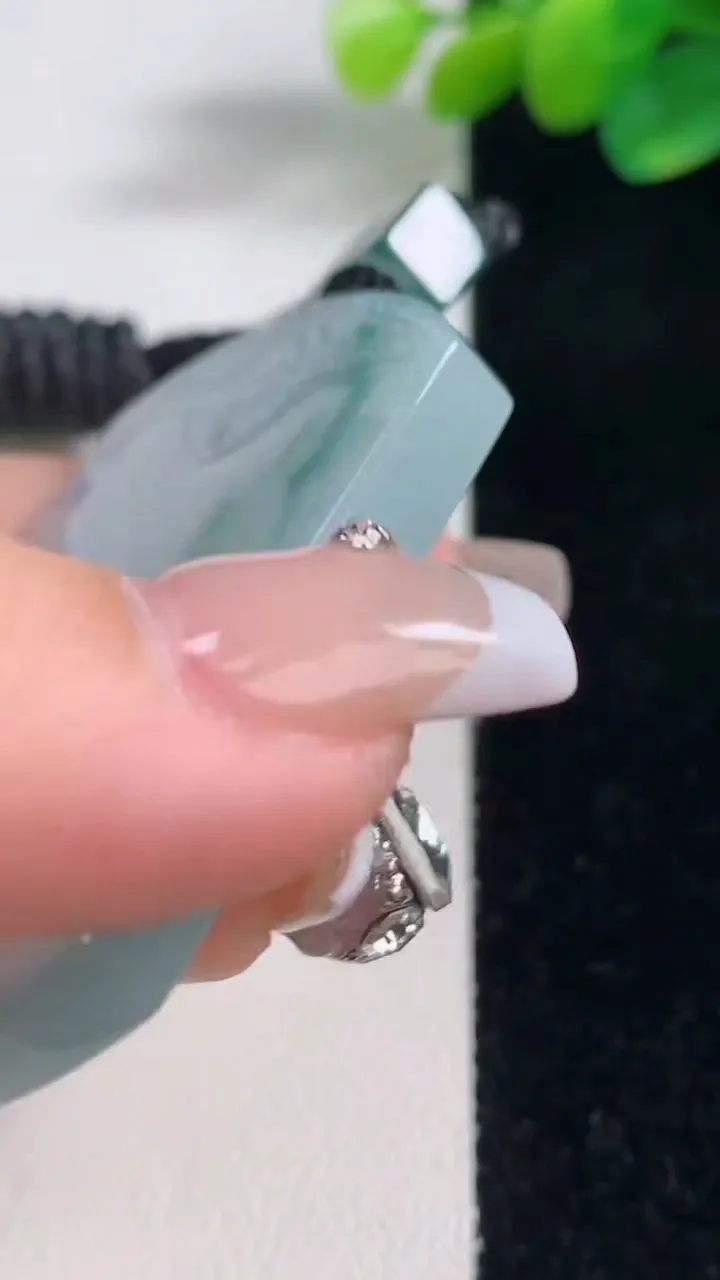 天然A货翡翠飘花仿古无事牌吊坠，尺寸54-40.6-5.8，重量:41.48g
12月11日