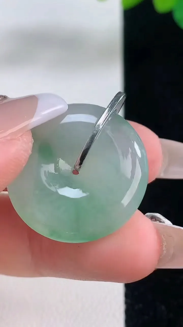 天然A货翡翠平安扣吊坠，尺寸24.3-5，重量:6.49g
12月11日