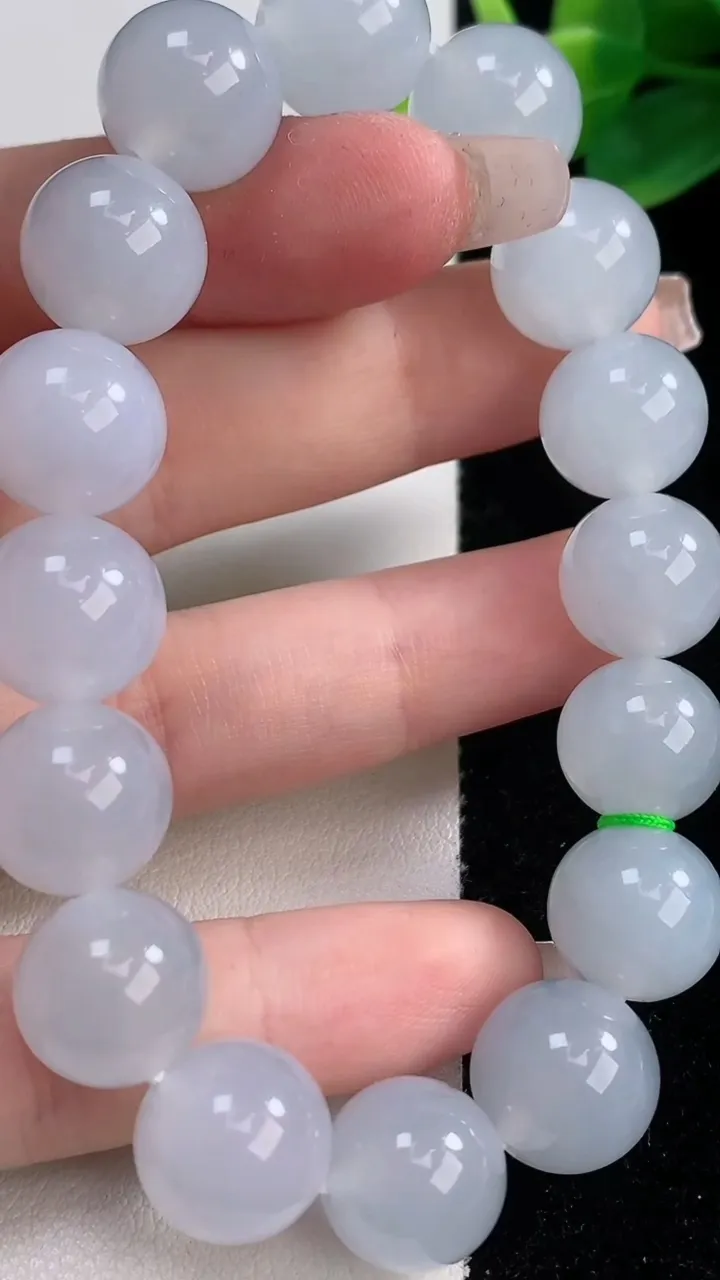 天然A货翡翠圆珠手串，尺寸12.5-16颗，重量:51.98g12月11日
工厂直销收藏佳品,种好水足，色泽均匀，有种有色，上手高大气！
