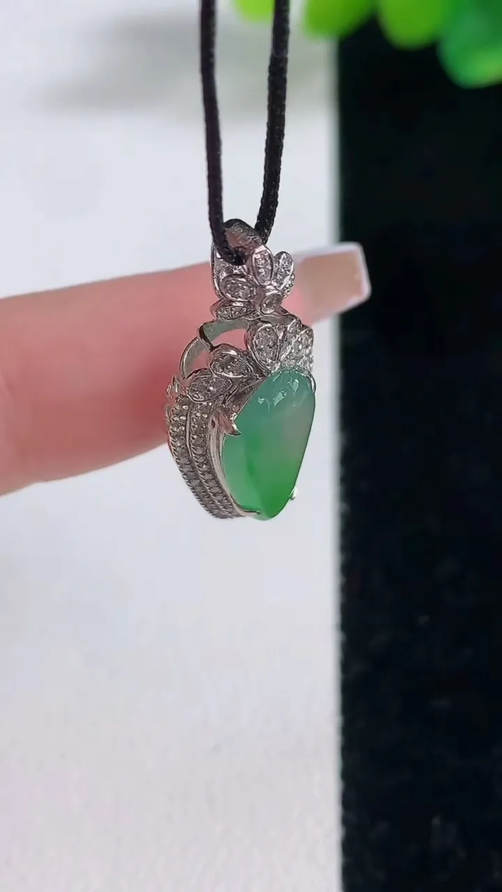 天然A货翡翠福瓜吊坠，尺寸25.6-17-7，裸石14.5-6.7重量:2.09g
12月11日