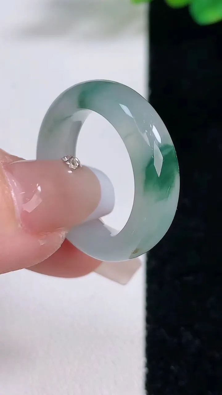 天然A货翡翠冰种飘花指环戒指，尺寸17.6-6.8-4.3，重:5.96g2025年12月11日
工厂直销收藏佳品,种好水足，色泽均匀，有种有色，上手高大气！