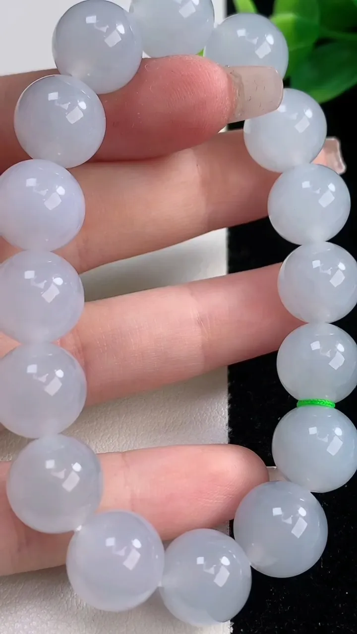 天然A货翡翠圆珠手串，尺寸12.5-16颗，重量:51.98g12月11日
工厂直销收藏佳品,种好水