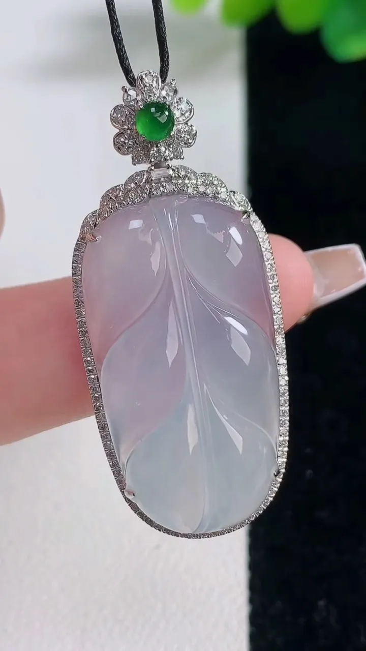天然A货翡翠种白冰金枝玉叶 叶子吊坠，尺寸41.5-18-8.5，裸石29-15.8重量:6.45g