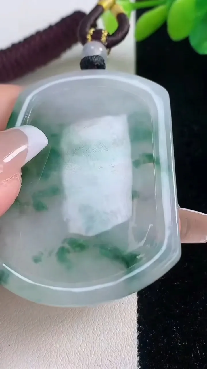 天然A货翡翠牌吊坠，尺寸53-42.2-4，重量:22.38g
12月11日