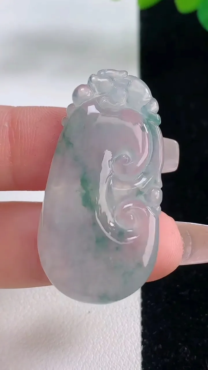 天然A货翡翠冰种飘花如意吊坠，尺寸39.2-20-5.2，重量:7.71g
12月11日