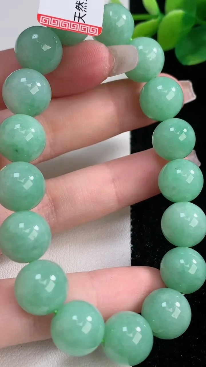 天然A货翡翠圆珠手串，尺寸12-17颗，重量:49.86g12月11日
工厂直销收藏佳品,种好水足，色泽均匀，有种有色，上手高大气！