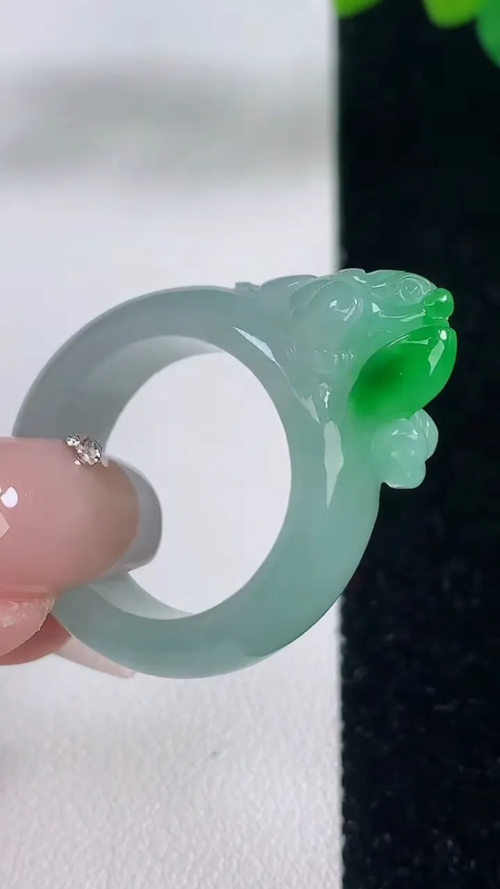 天然A货翡翠金蟾指环戒指，尺寸19.4-15.6-10-12.7，重量:10.38g2025年12月11日
工厂直销收藏佳品,种好水足，色泽均匀，有种有色，上手高大气！