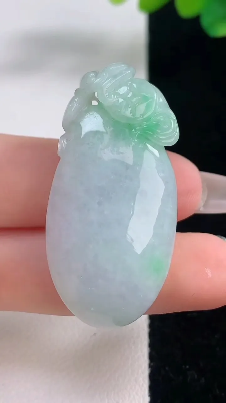 天然A货翡翠福瓜吊坠，尺寸42.6-19.5-10.8，重量:15.43g
12月11日