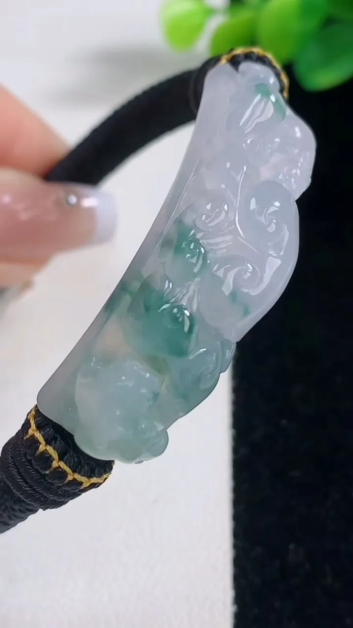 天然A货翡翠种飘花貔貅手绳，尺寸44.8-11.6-10.7，重量:25.03g
12月11日