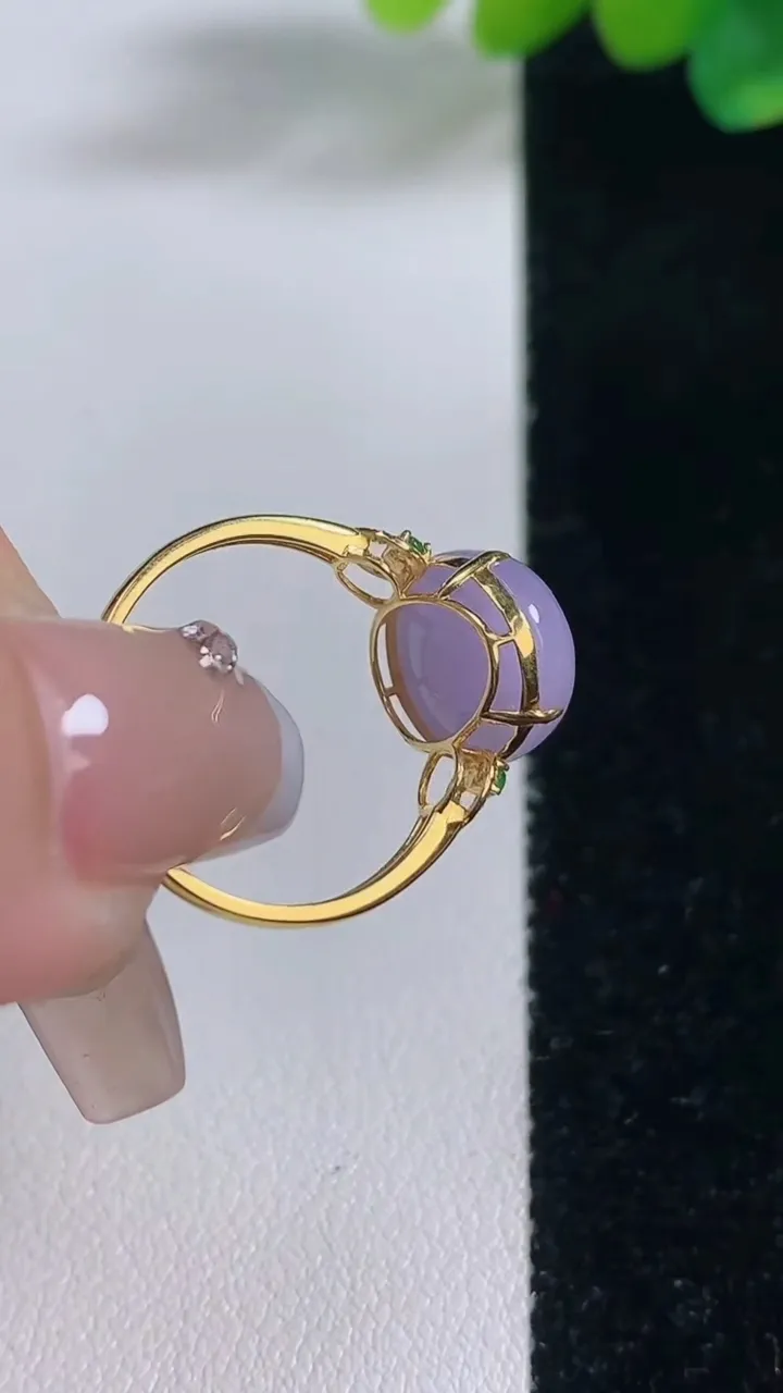 天然A货翡翠18K金紫罗兰蛋面戒指，尺寸17.9-11.6-10.2-6.3，重量:2.31g2025年12月11日
工厂直销收藏佳品,种好水足，色泽均匀，有种有色，上手高大气！