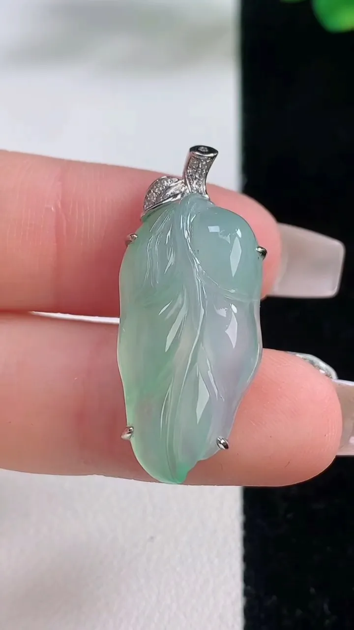 天然A货翡翠金枝玉叶  叶子吊坠，尺寸26-12.7-7，重量:3.97g
12月11日
