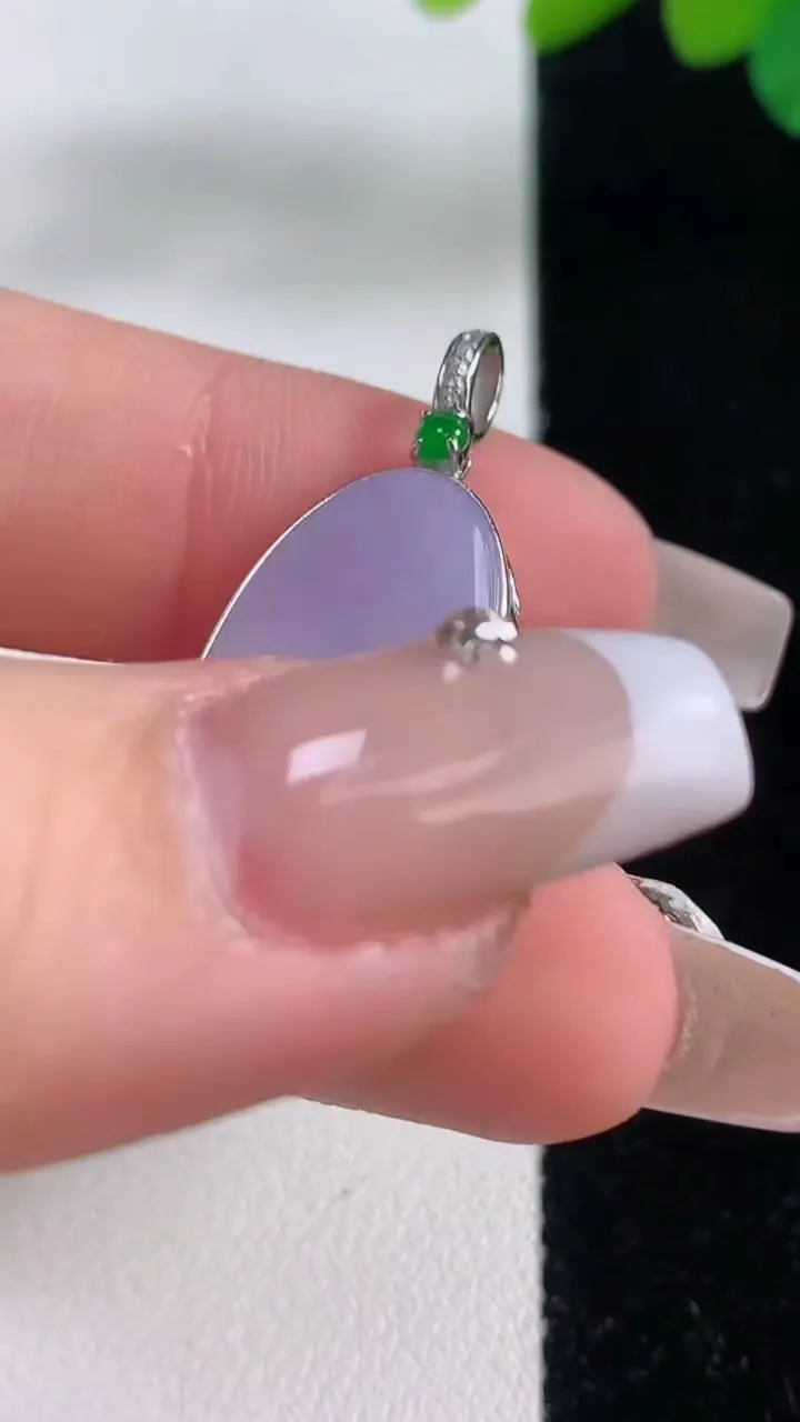 天然A货翡翠18K金春带彩紫罗兰无事牌吊坠，尺寸21.7-12.3-3.2，重量:3.09g
12月