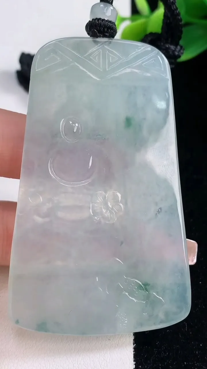 天然A货翡翠种飘花虚空藏菩萨吊坠，尺寸68-42.2-5.3，重量:42.44g
12月11日