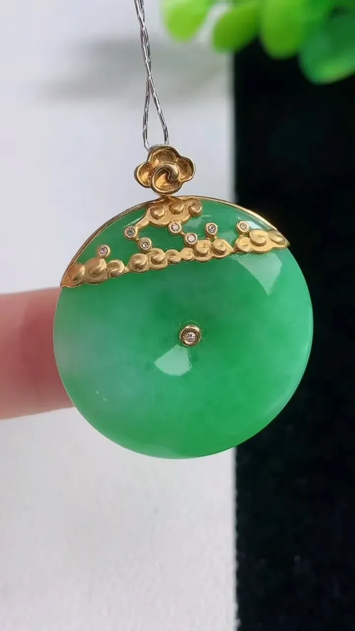 天然A货翡翠平安扣吊坠，尺寸25.6-6.2，重量:8.74g
12月11日