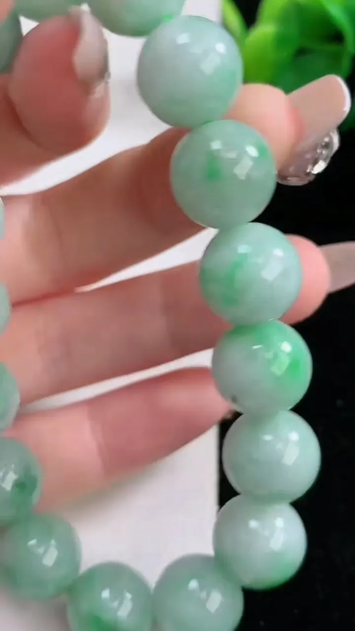 天然A货翡翠圆珠手串，尺寸12.4，重:55.69g12月11日
工厂直销收藏佳品,种好水足，色泽均匀，有种有色，上手高大气！