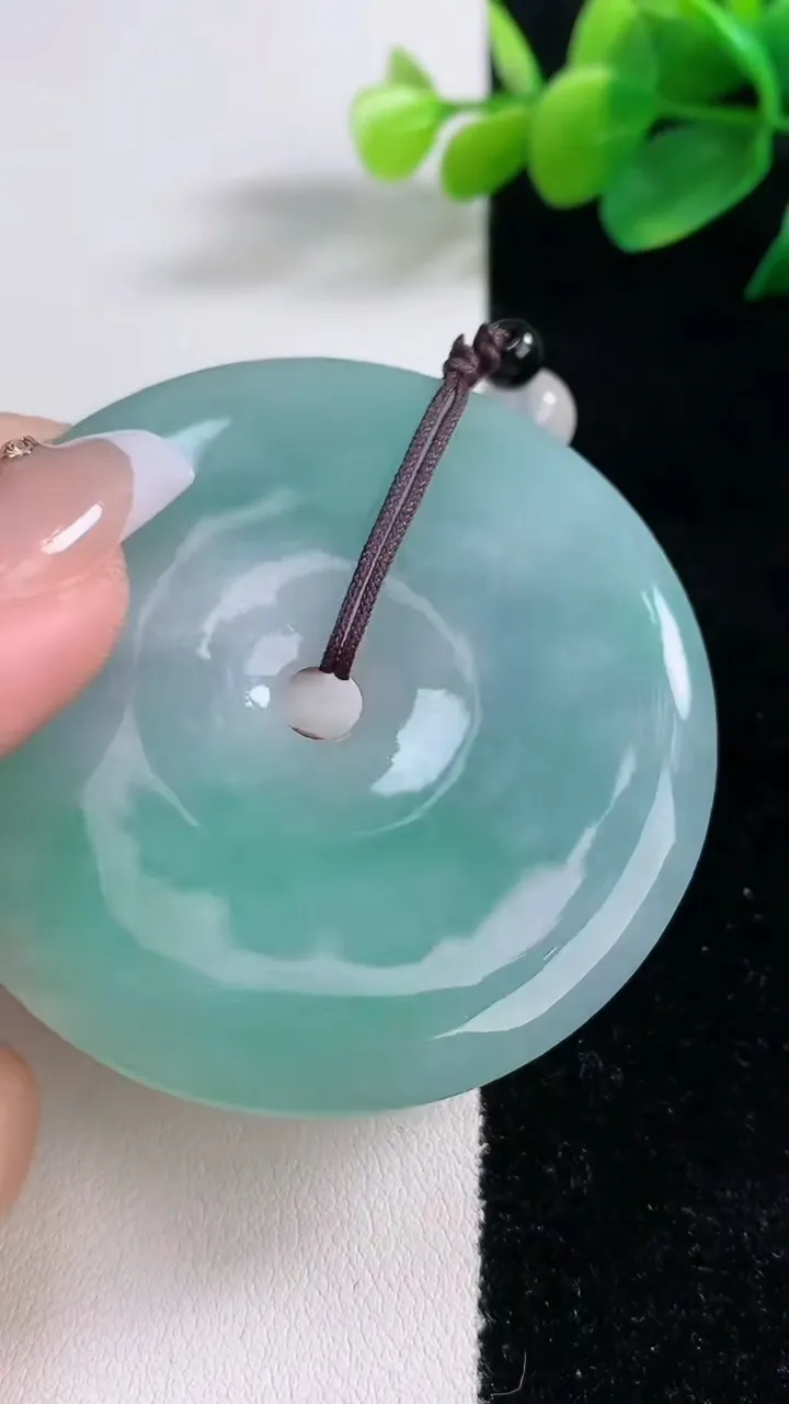 天然A货翡翠平安扣吊坠，尺寸55.6-6，重:44.08g
12月11日