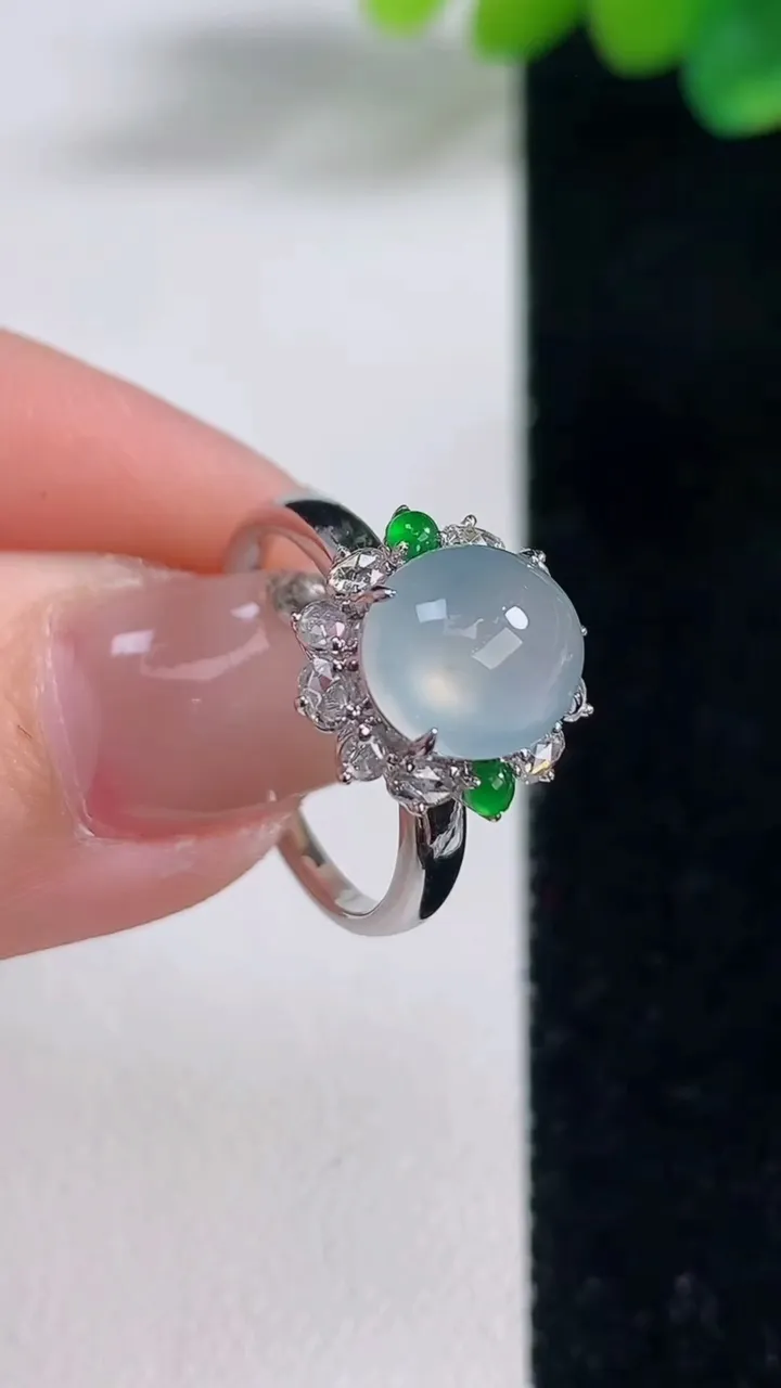 天然A货翡翠种白冰蛋面戒指，尺寸17.5-9-7.8-9.2，重量:2.45g2025年12月11日