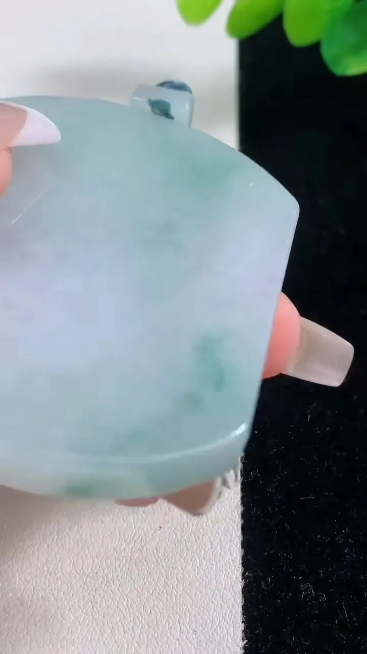 天然A货翡翠飘花无事牌吊坠，尺寸57-43.7-6.2，重量:46.91g
12月11日