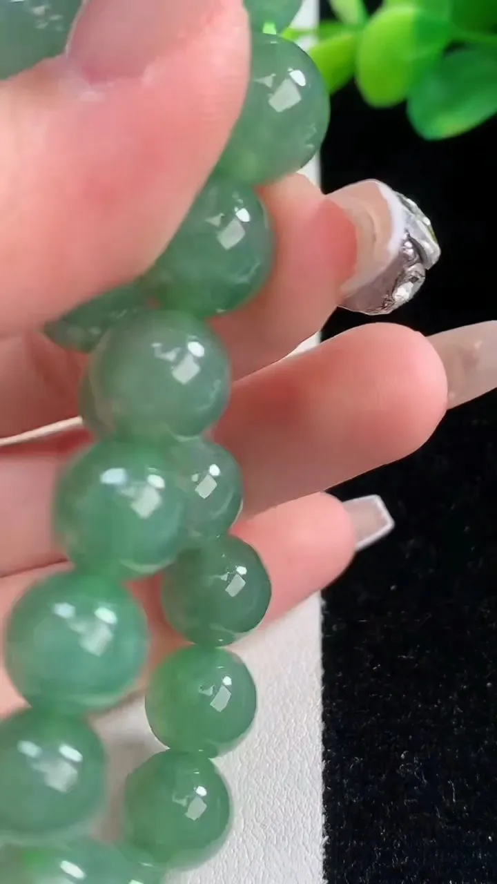 天然A货翡翠圆珠手串，尺寸11-18颗，重量:42.64g12月11日
工厂直销收藏佳品,种好水足，色泽均匀，有种有色，上手高大气！