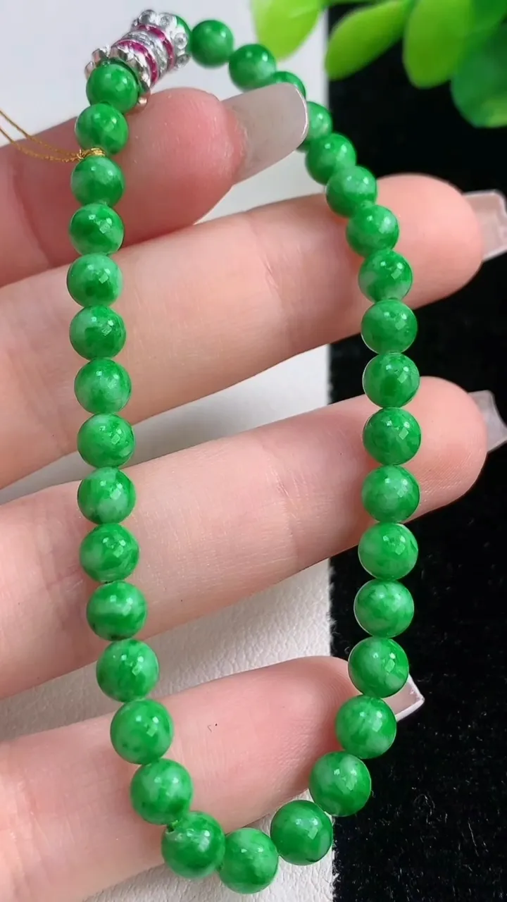 天然A货翡翠圆珠手串，尺寸5.2-35颗，重量:8.83g12月11日
工厂直销收藏佳品,种好水足，