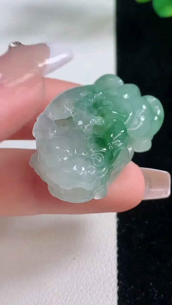 天然A货翡翠貔貅吊坠，尺寸35.4-19.5-13.2，重量:19.93g
12月11日