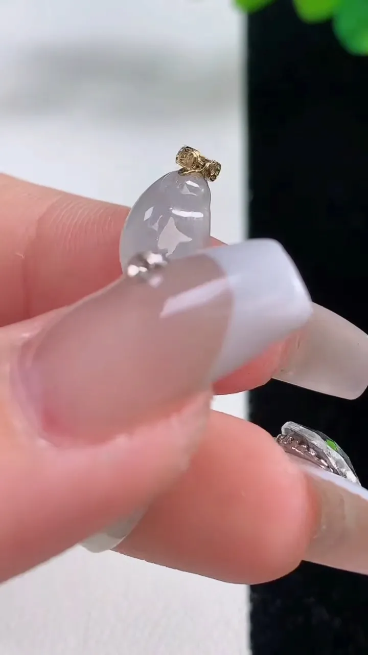 天然A货翡翠种白冰福豆吊坠，尺寸30.7-9-6，重量:3.05g
12月11日