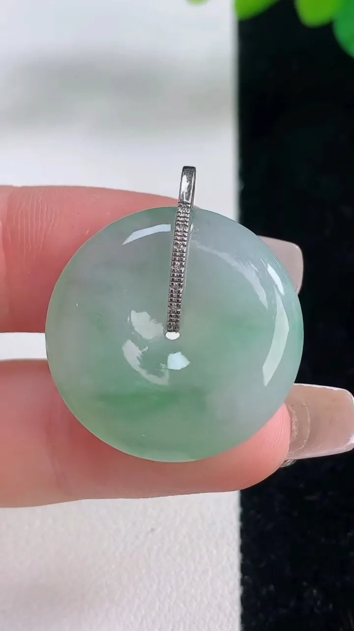 天然A货翡翠平安扣吊坠，尺寸24.3-5，重量:6.49g
12月11日