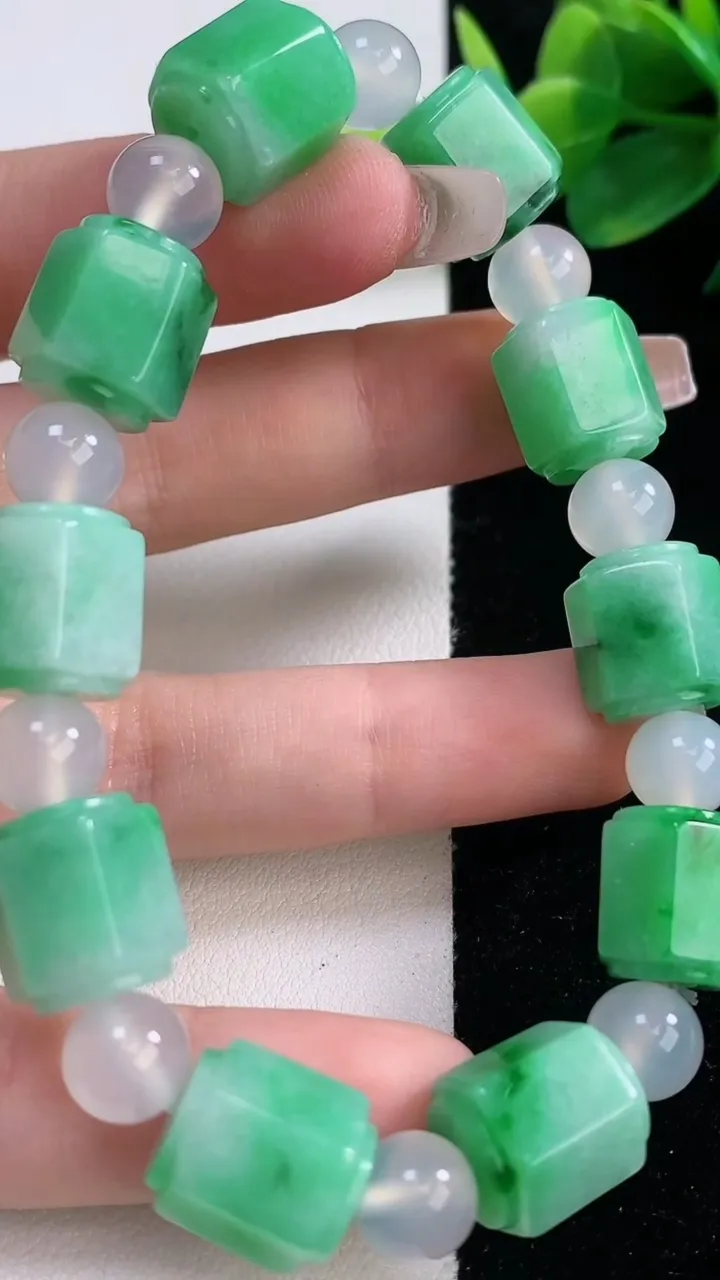 天然A货翡翠路路通手串，尺寸12-11.6-10颗，重量:46.33g12月11日
工厂直销收藏佳品,种好水足，色泽均匀，有种有色，上手高大气！