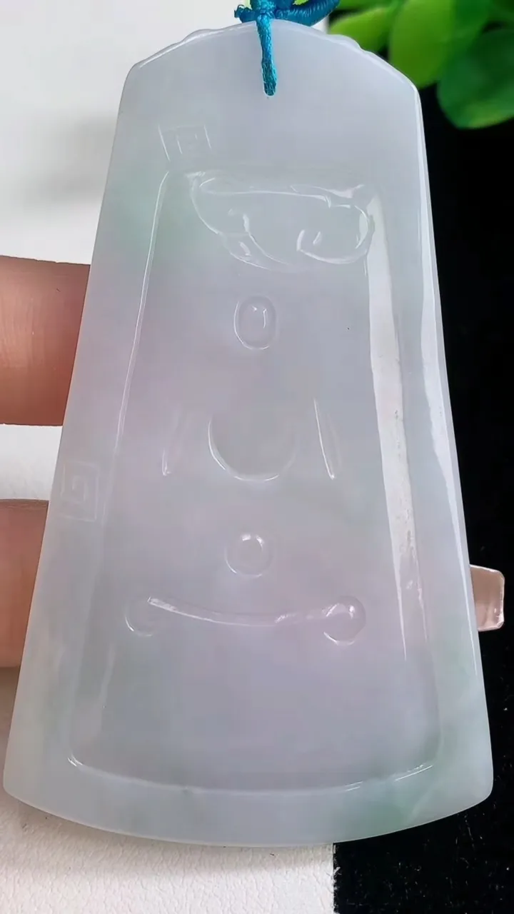 天然A货翡翠普贤菩萨吊坠，尺寸74-45-4.6，重量:32.70g
12月11日