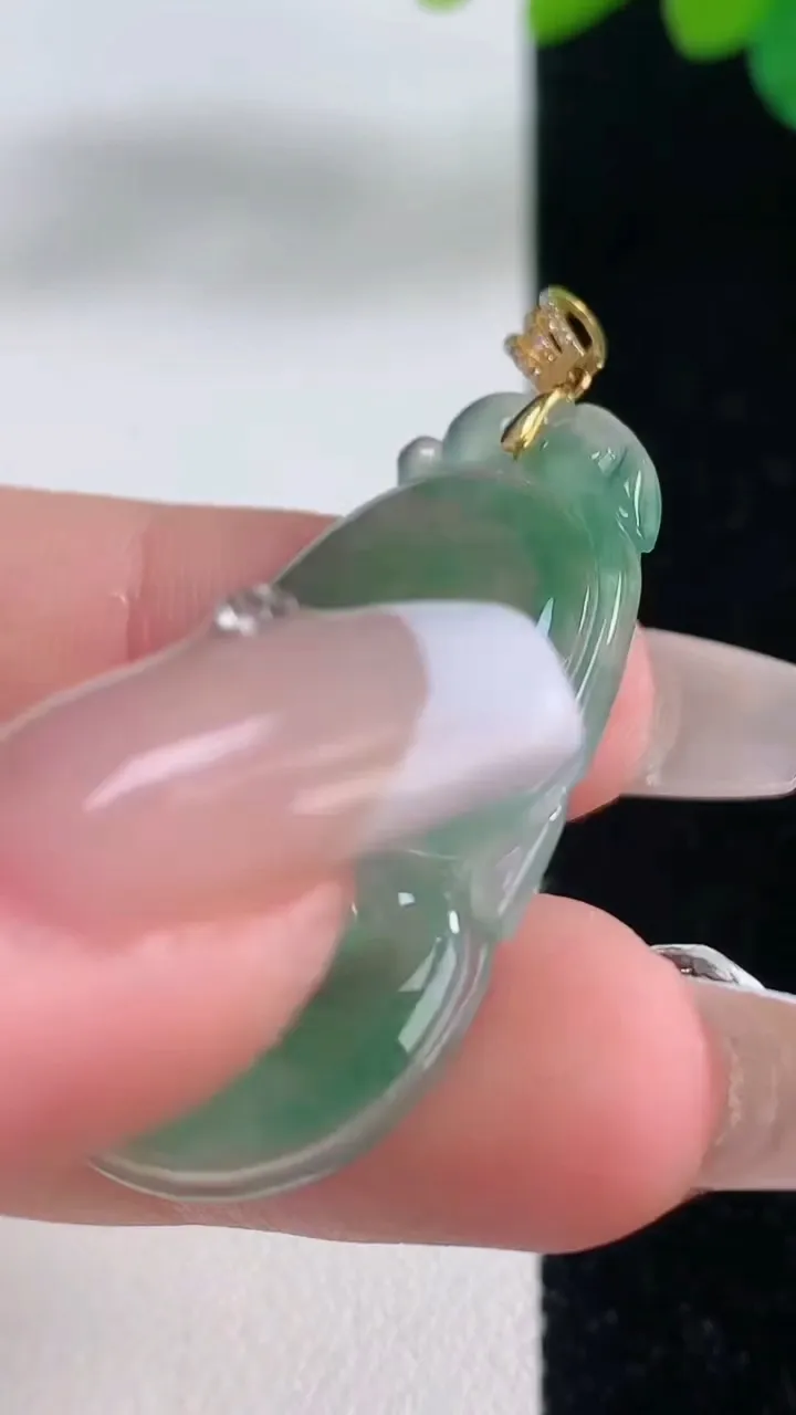 天然A货翡翠如意吊坠，尺寸36.8-21.4-3.2，重量:5.46g
12月11日