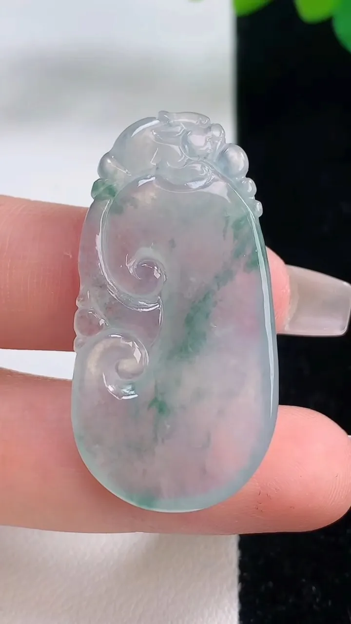 天然A货翡翠冰种飘花如意吊坠，尺寸39.2-20-5.2，重量:7.71g
12月11日