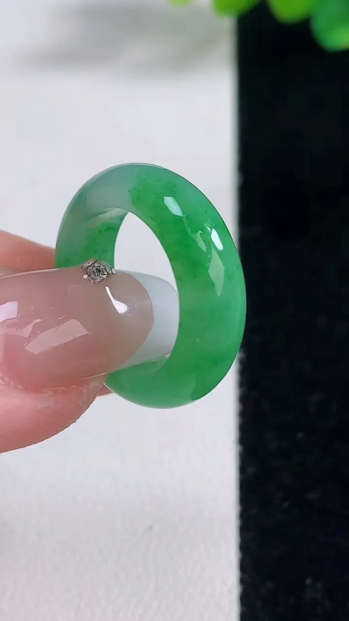 天然A货翡翠指环戒指，尺寸15.4-6-3.5，重量:3.71g2025年12月11日
工厂直销收藏佳品,种好水足，色泽均匀，有种有色，上手高大气！