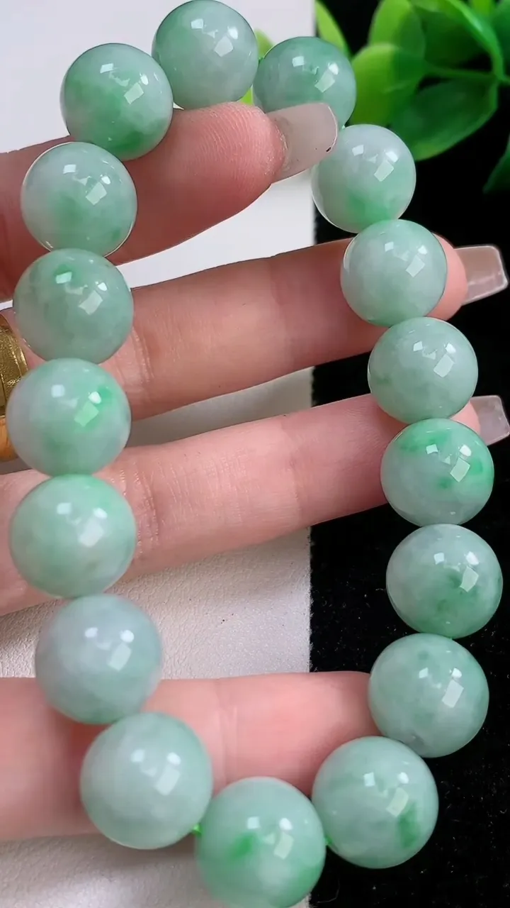 天然A货翡翠圆珠手串，尺寸12.4，重:55.69g12月11日
工厂直销收藏佳品,种好水足，色泽均匀，有种有色，上手高大气！