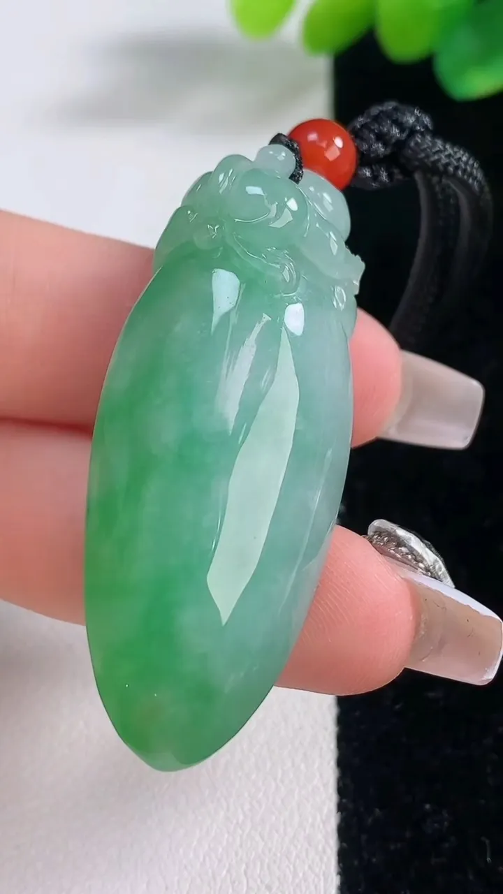 天然A货翡翠福瓜吊坠，尺寸46.3-18.5-12.5，重量:20.19g
12月11日