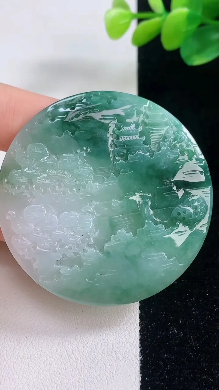 天然A货翡翠牌吊坠，尺寸51.6-5.7，重量:35.01g
12月11日