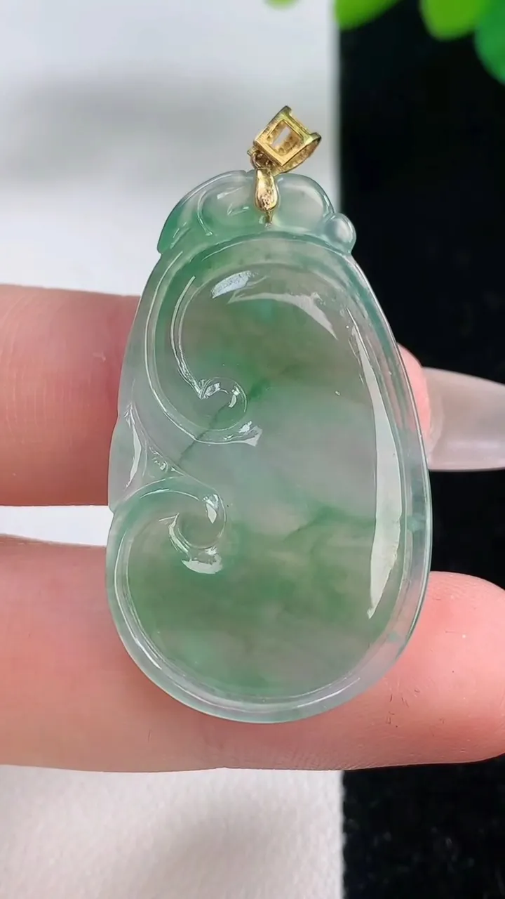 天然A货翡翠如意吊坠，尺寸36.8-21.4-3.2，重量:5.46g
12月11日