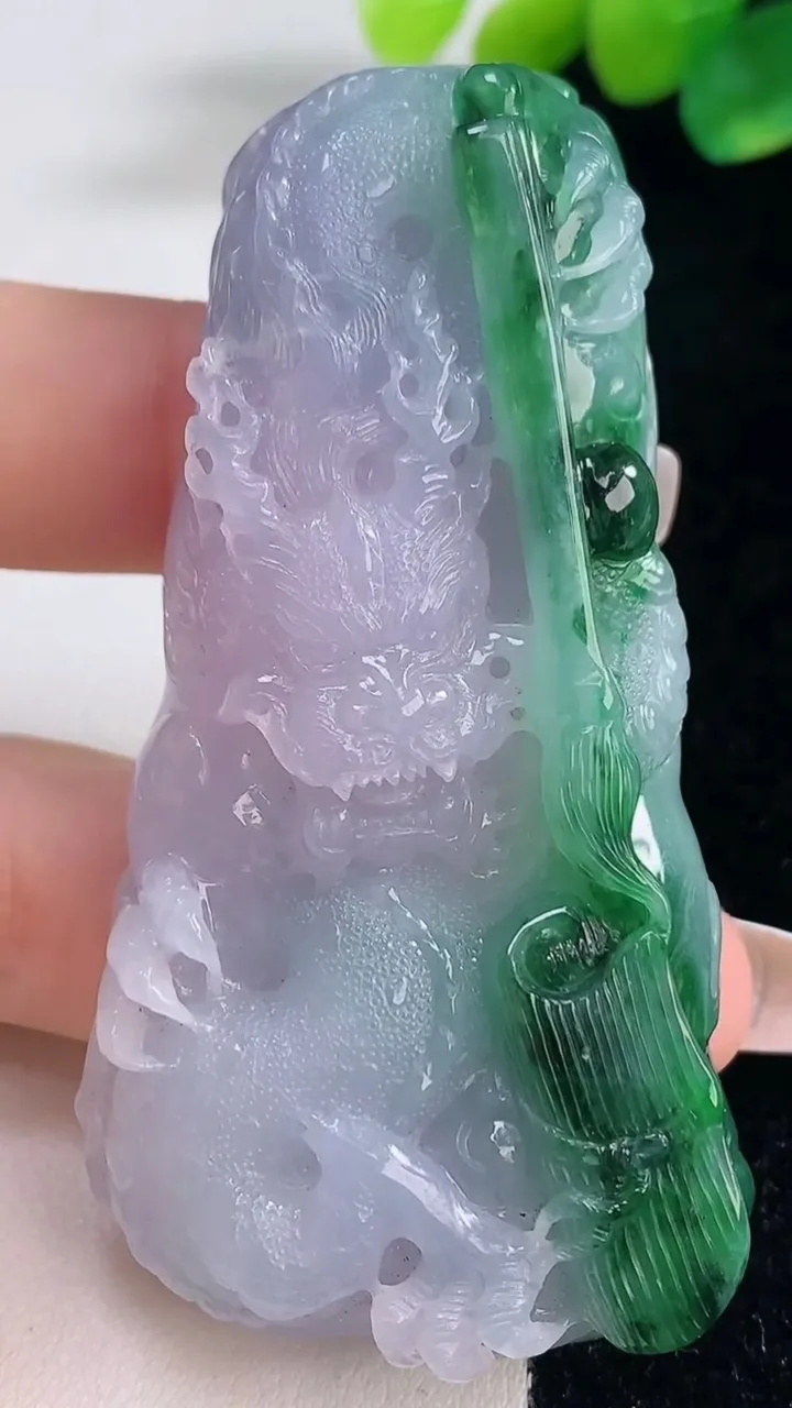 天然A货翡翠春带彩紫罗兰龙牌，尺寸68.2-34.3-12.5，重量:57.80g
12月11日