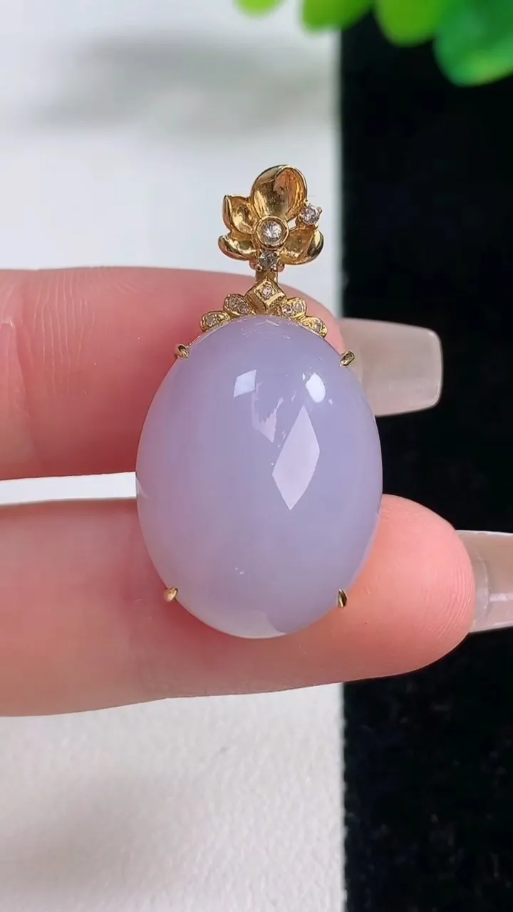 天然A货翡翠18K金紫罗兰蛋面吊坠，尺寸31.5-21.3-16.4-9.8，重量:7.35g
12