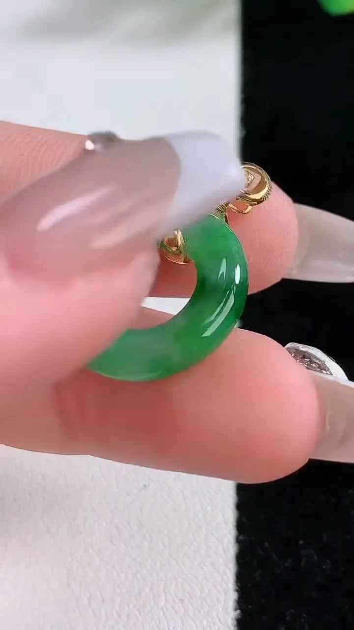 天然A货翡翠平安环吊坠，尺寸18.1-3.3，重:2.61g
12月11日