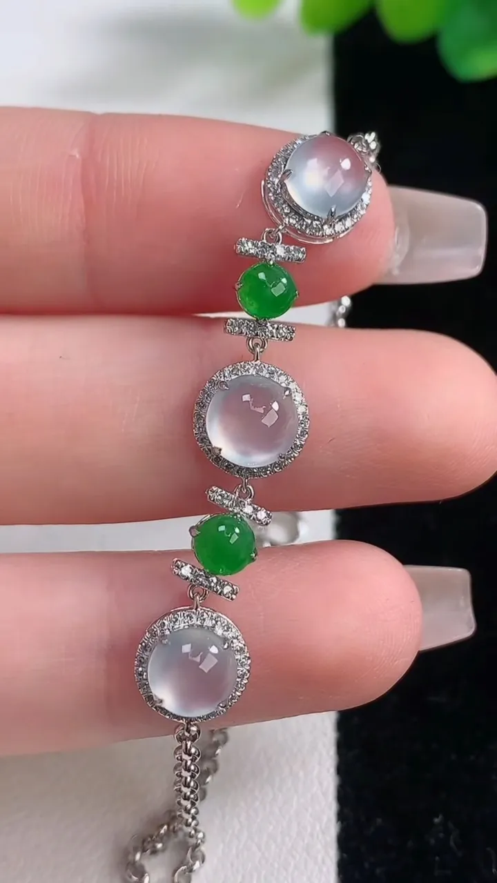 天然A货翡翠种白冰蛋面手链，尺寸6-5.2，重量:2.93g
12月11日