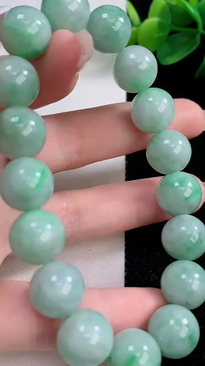 天然A货翡翠圆珠手串，尺寸12.4，重:55.69g12月11日
工厂直销收藏佳品,种好水足，色泽均