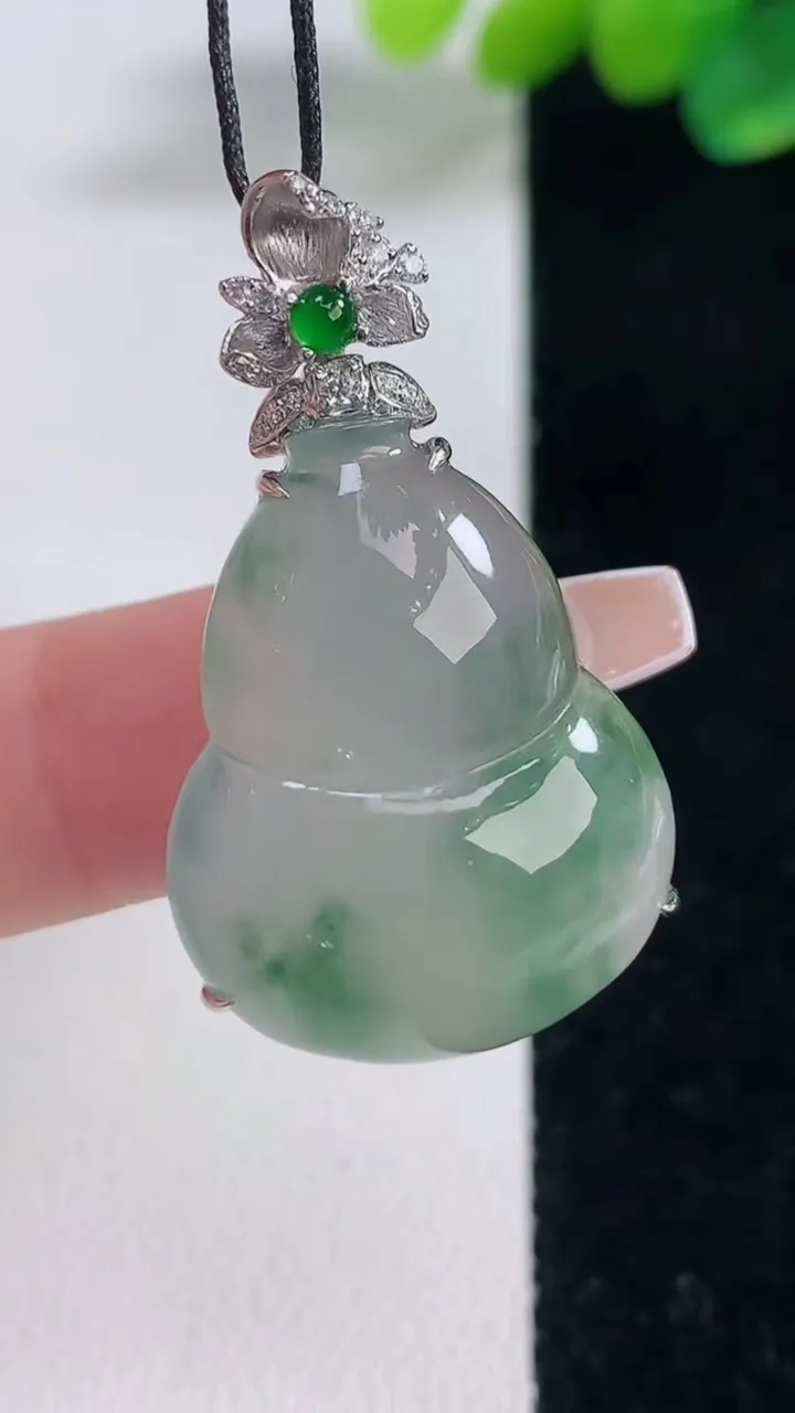 天然A货翡翠种飘花葫芦吊坠，尺寸35.6-26.3-20.5-10，重量:7.57g
12月11日
